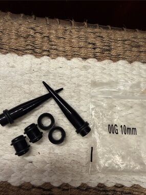 Source Unknown Black Acrylic Taper and Ear Plugs Set